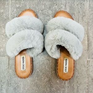 Steve Madden Light Gray Faux Fur Slippers， size 7.5